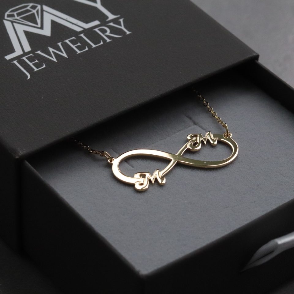 A special infinity necklace combined with 2 names cutting