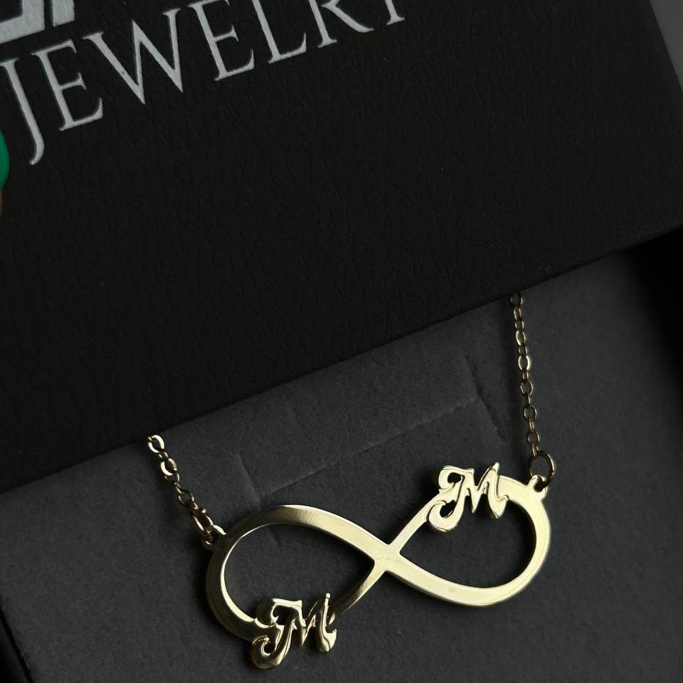A special infinity necklace combined with 2 names cutting on each side